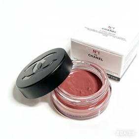 N°1 DE CHANEL Lip and Cheek Balm